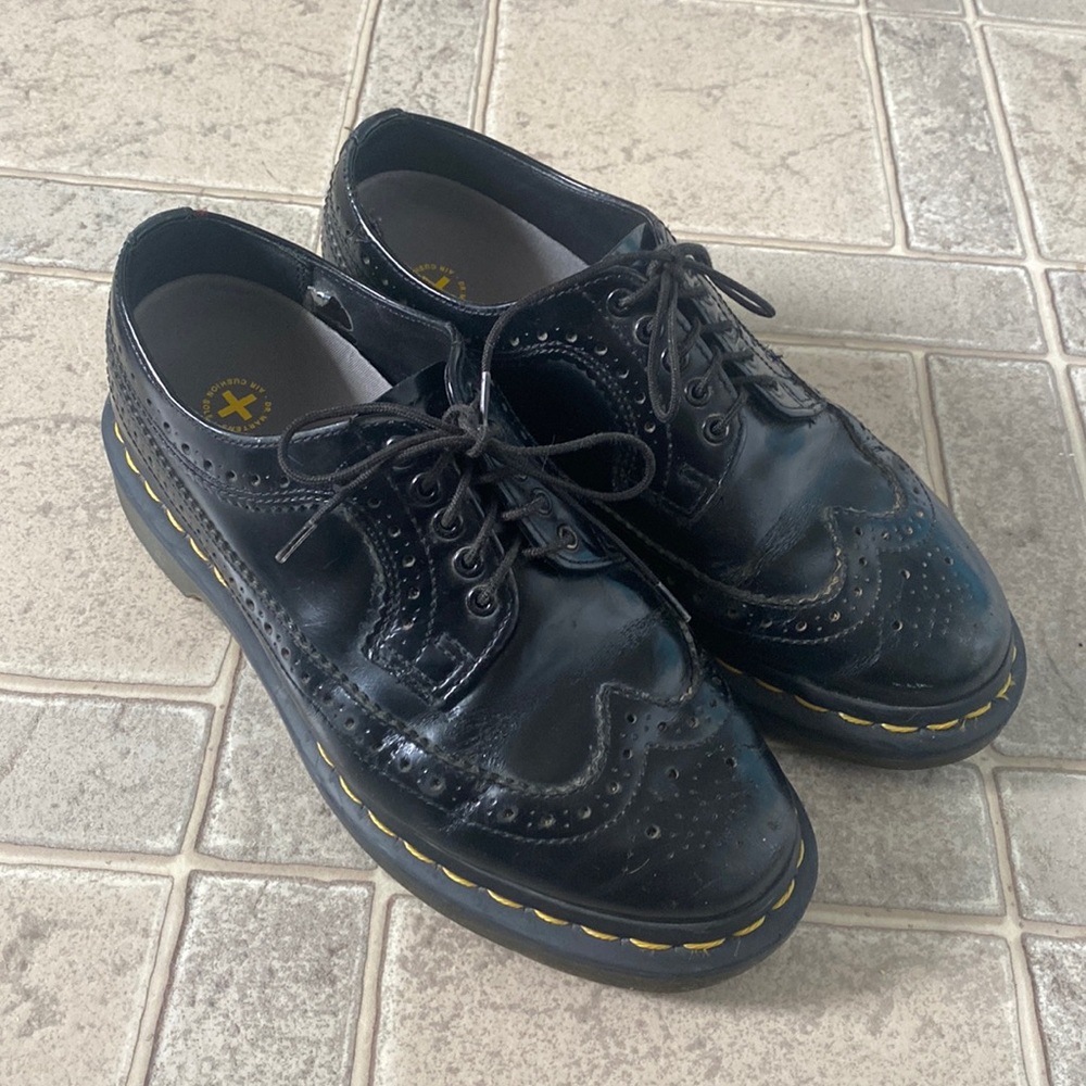 Dr. MARTENS YELLOW STITCH SMOOTH LEATHER BROGUE SHOES